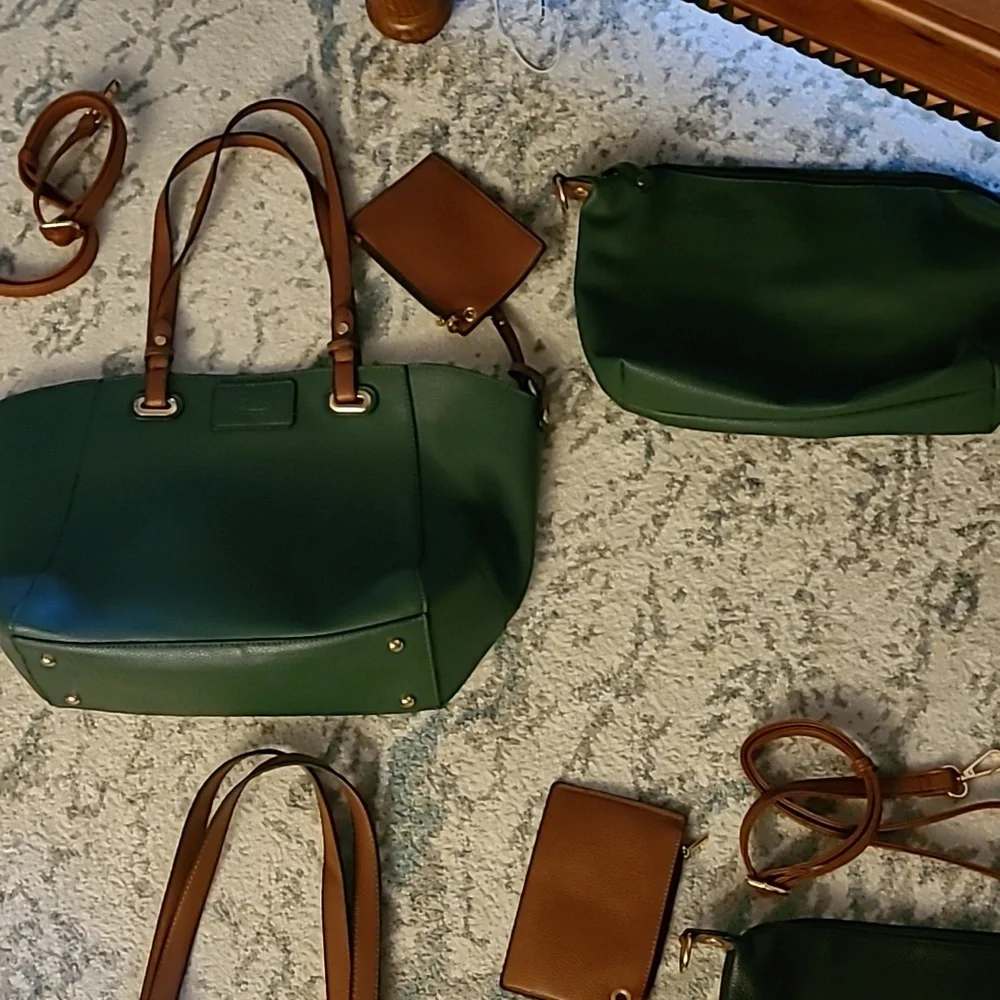 New condition vegan totes with attached coin purses and addtl matching bags - Picture 4 of 14
